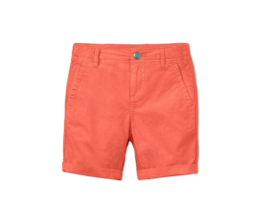 Short orange sur fond blanc.