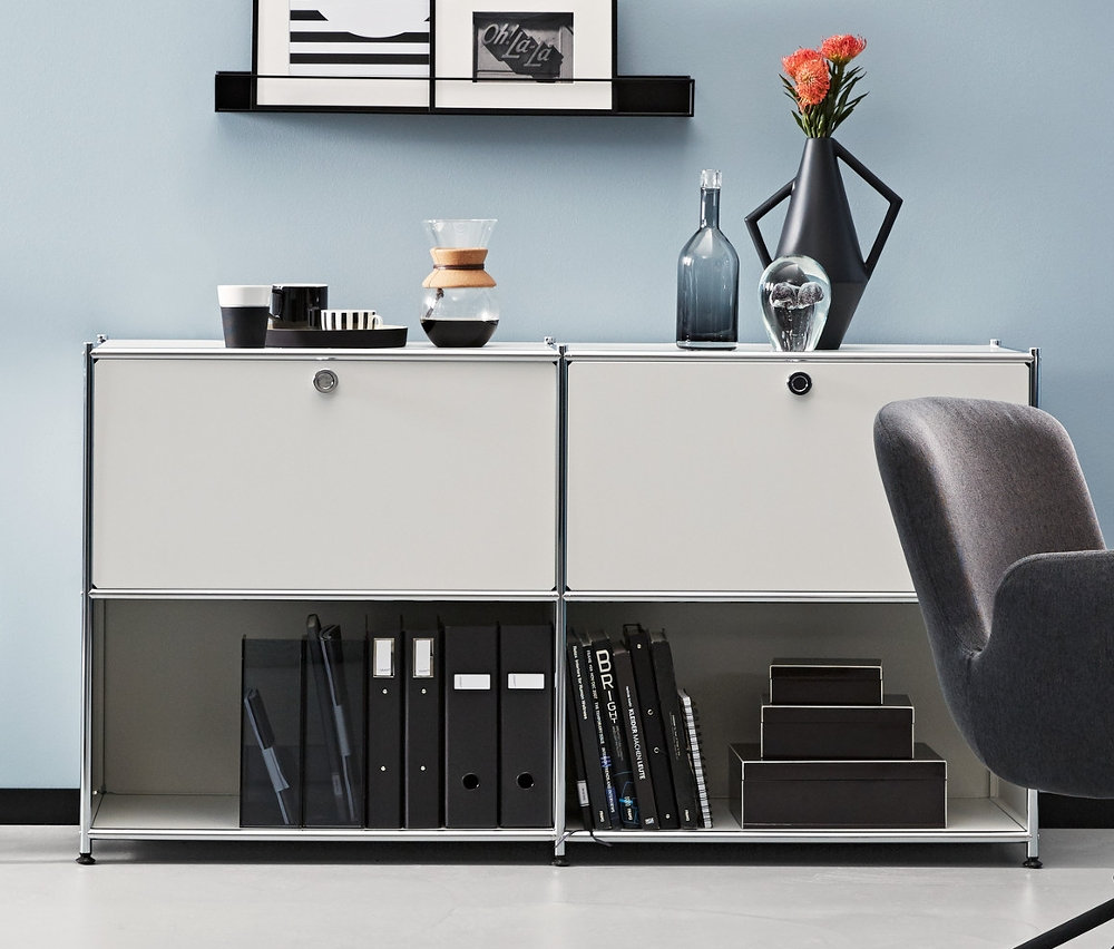 Une pièce avec une chaise de bureau anthracite et des buffets en métal. Un buffet anthracite et deux buffets en métal blancs CN3 à 2 abattants amovibles.