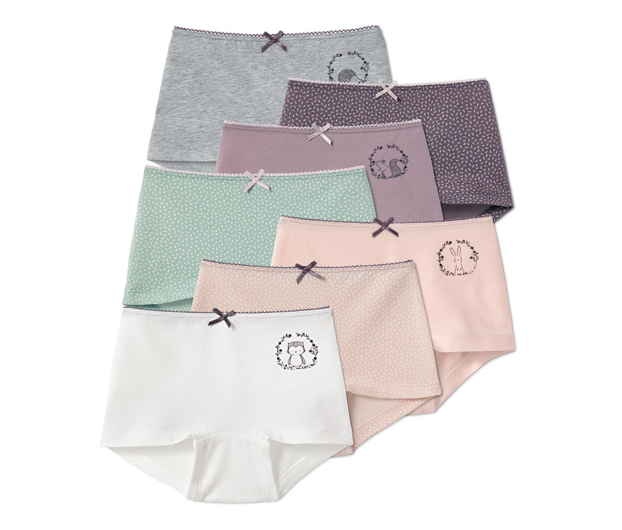 Sept culottes pour filles sont empilées.