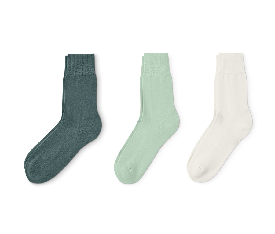 Trois paires de chaussettes vertes.