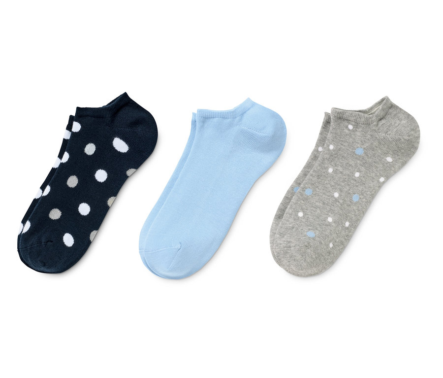 Trois paires de socquettes : bleu marine à pois blancs, bleu clair et gris à pois bleus.
