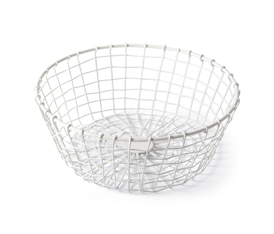 Une corbeille en fil de fer sur fond blanc.