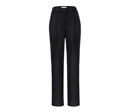 Un pantalon à pinces noir.