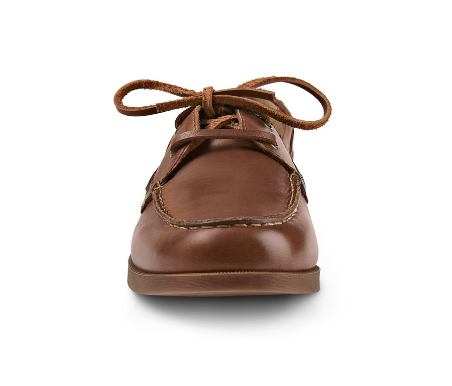 Chaussures bateau en cuir marron avec des lacets marron.