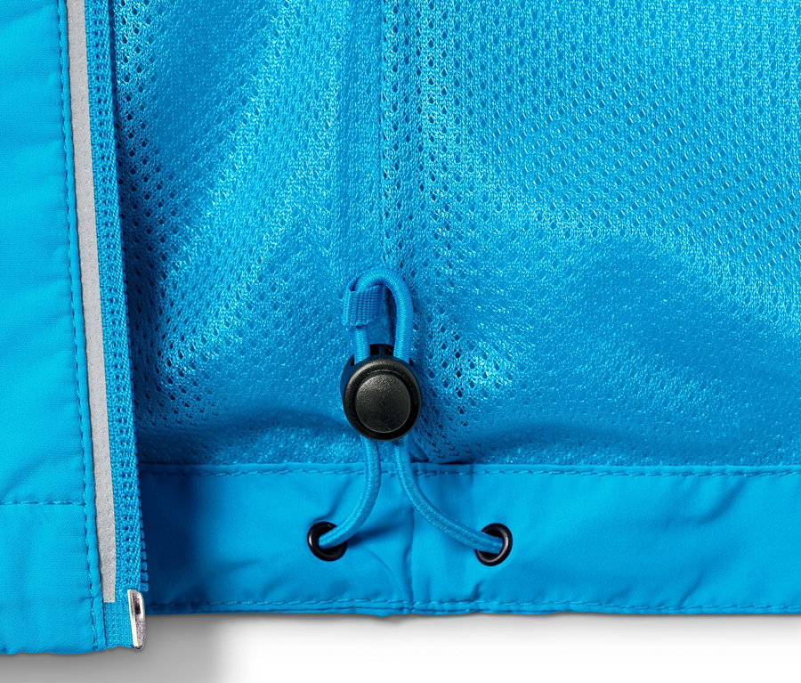 Détail de la veste fonctionnelle coupe-vent bleue.