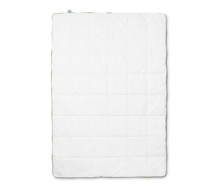 Une couette blanche irisette® greenline avec bande thermorégulatrice, de taille standard.