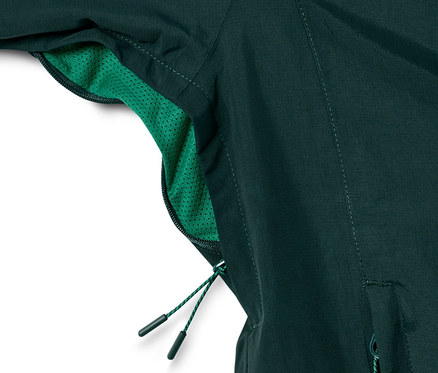 Détail d'une veste d'extérieur verte.