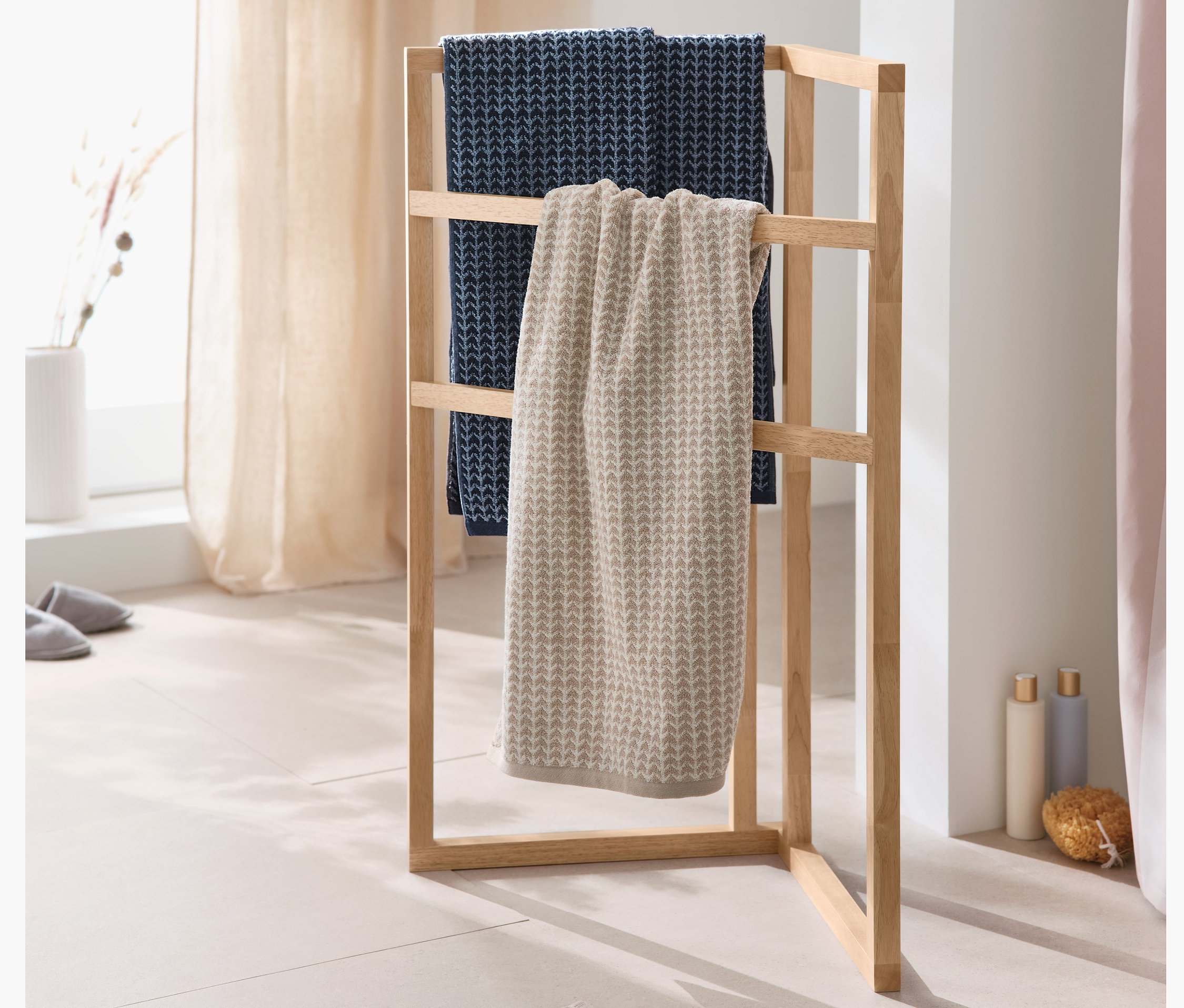 Support d'angle pour serviettes avec 2 serviettes de toilette premium, bleues et 2 serviettes de toilette premium, beiges.