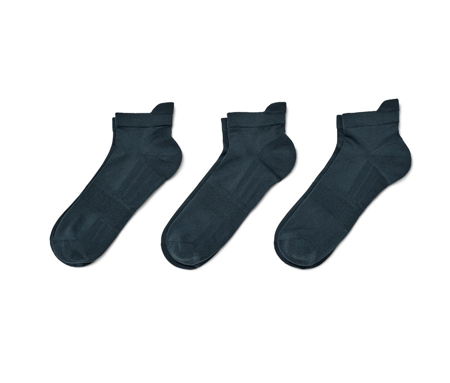 Trois paires de socquettes de sport unisexes.