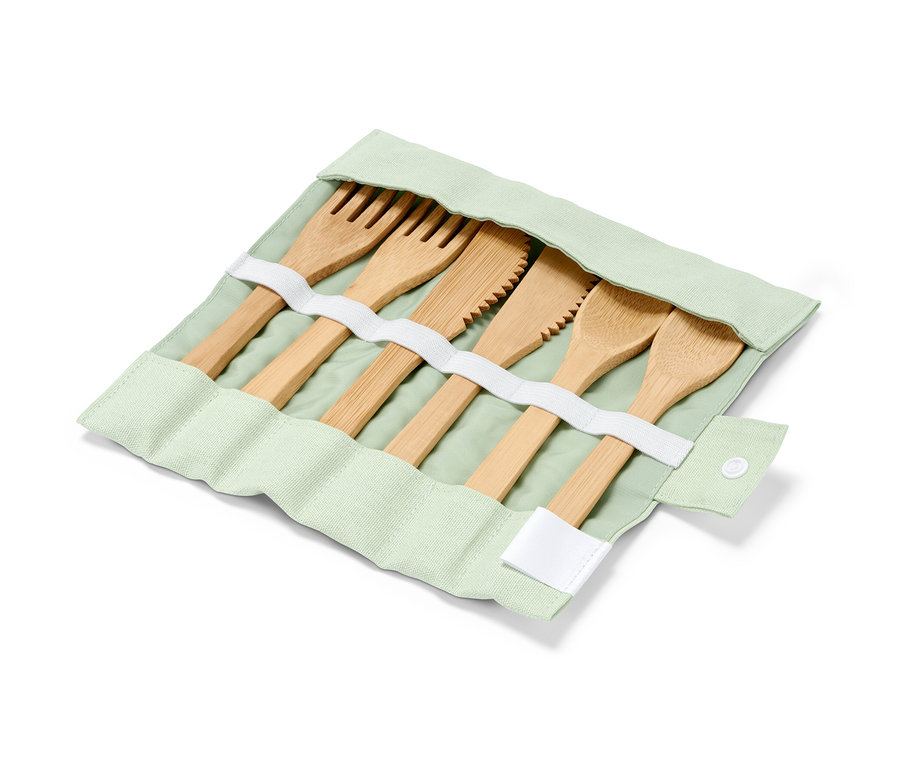 Ensemble de couverts de pique-nique dans une housse en tissu vert.