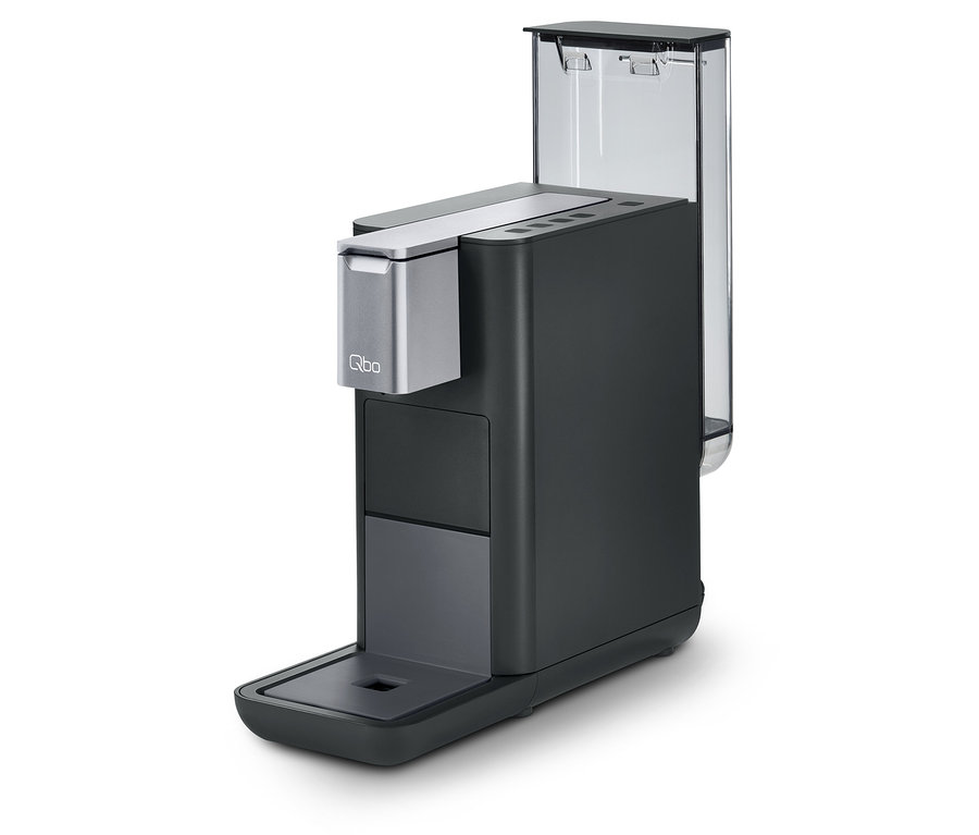 Une machine à café Qbo ESSENTIAL Dark Stone noire sur fond blanc.