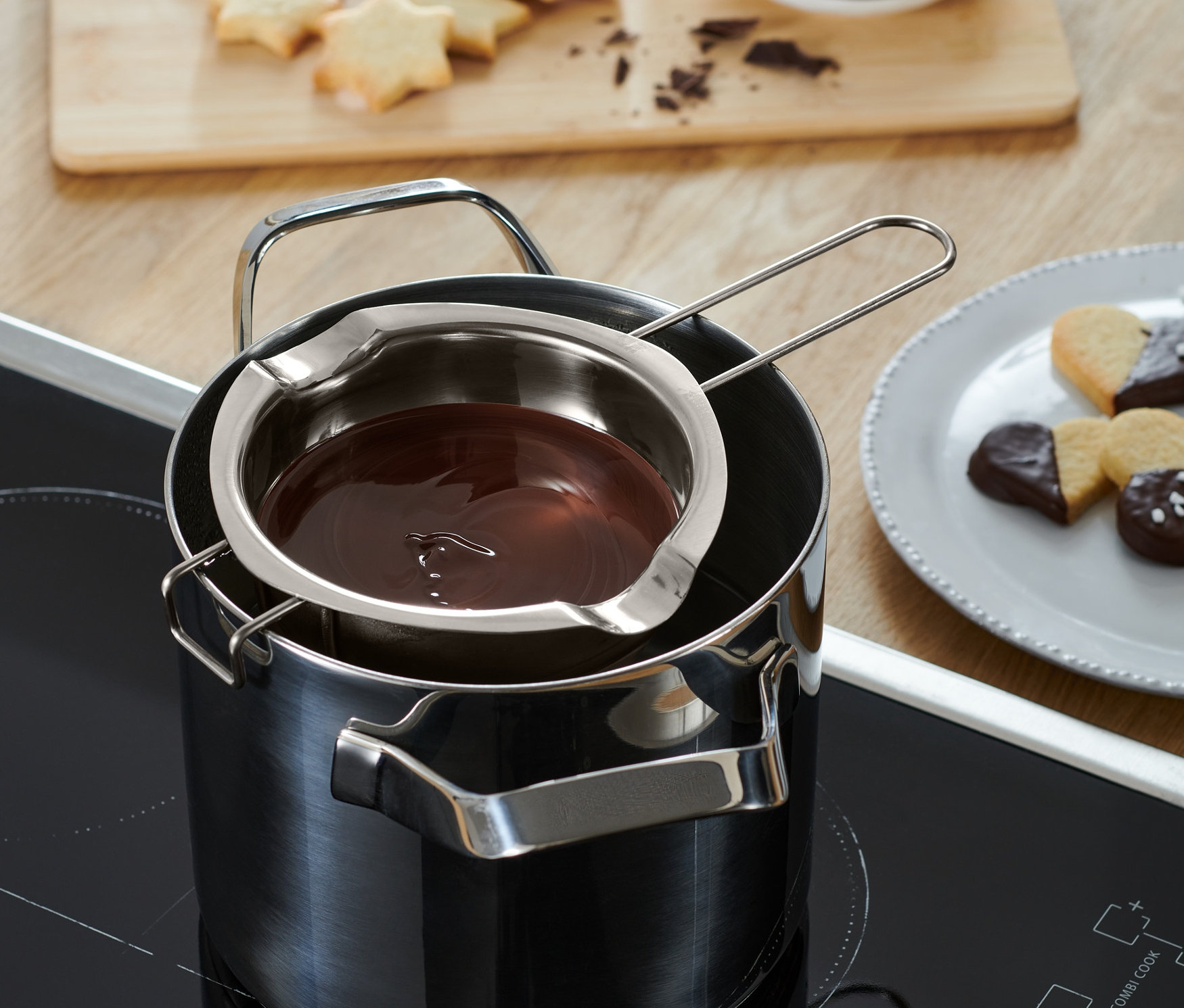 Du chocolat est en train de fondre dans un bol à bain-marie.