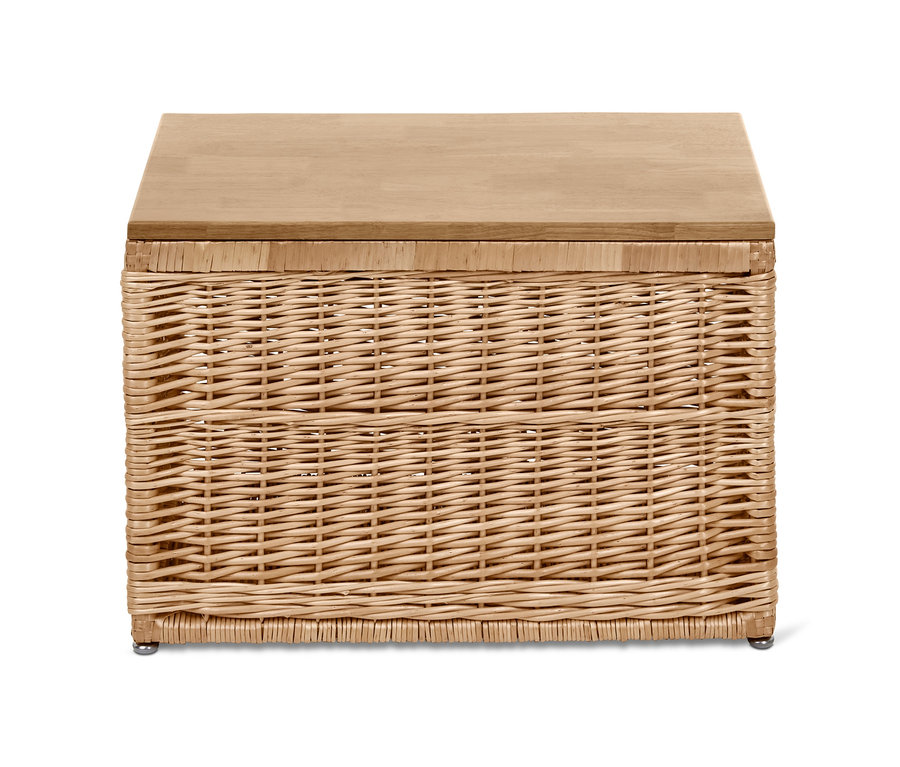 Un coffre tressé avec un couvercle en bois.