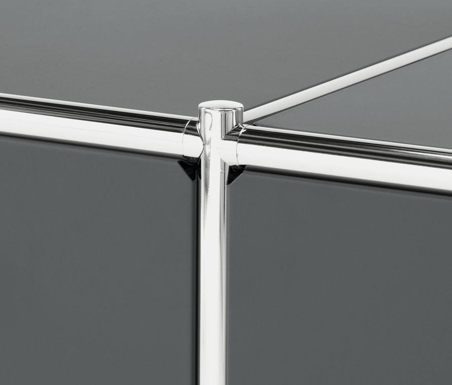 Gros plan sur un buffet bas « CN3 » gris avec un cadre chromé.