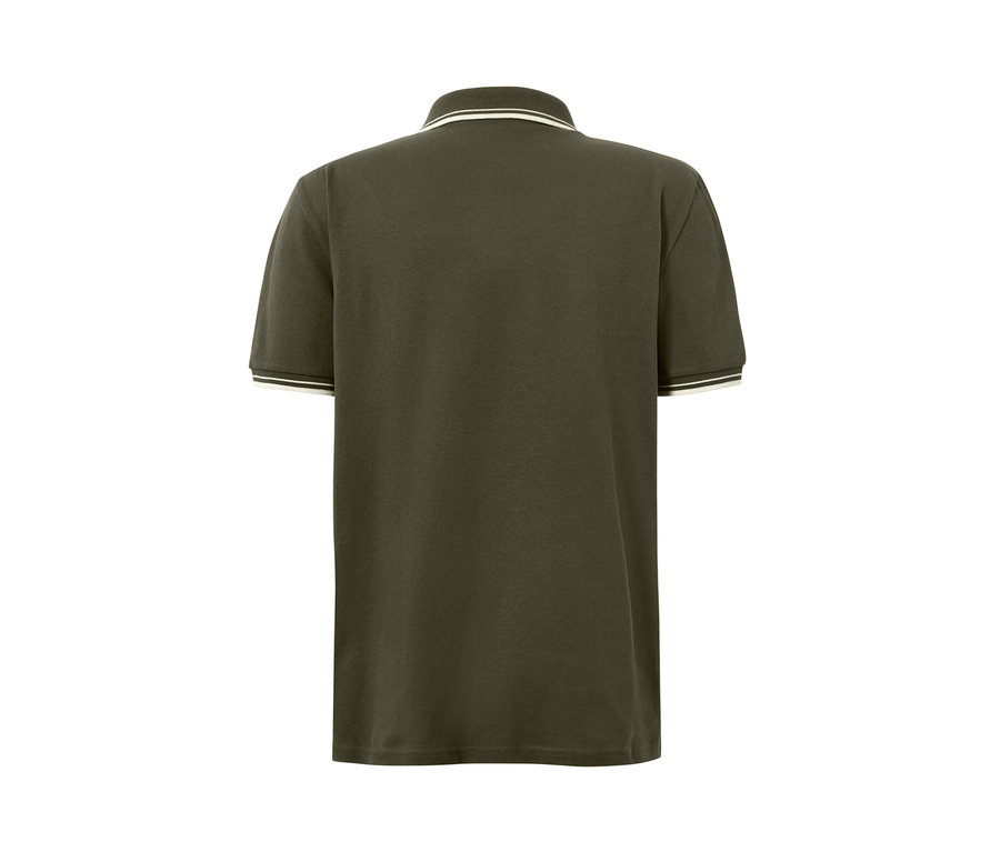 Vue détaillée de l'arrière d'un polo en piqué vert olive avec des bordures blanches au niveau du col et des manches.