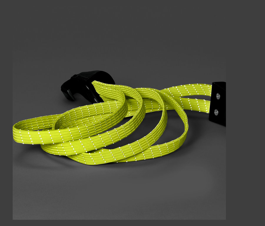 Une sangle de vélo verte avec une boucle noire sur un fond gris.