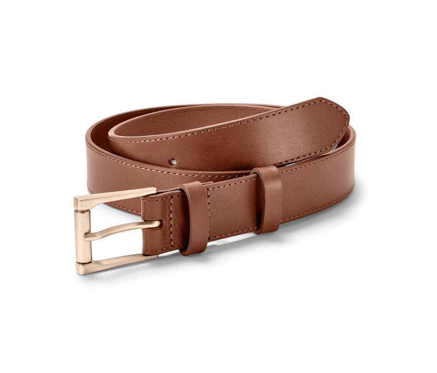 Ceinture en cuir enroulée avec une boucle en métal.