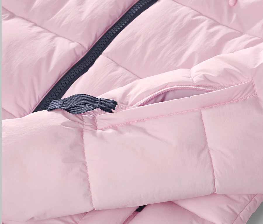 Détail d'une veste de ski matelassée rose.
