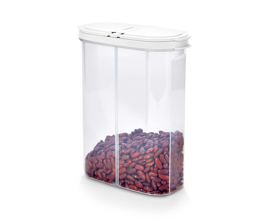 Une boîte de rangement transparente 2 en 1 remplie de haricots rouges.