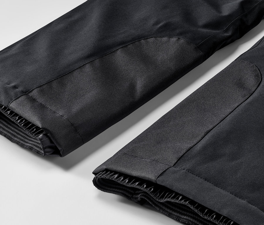 Gros plan sur un pantalon de ski noir.