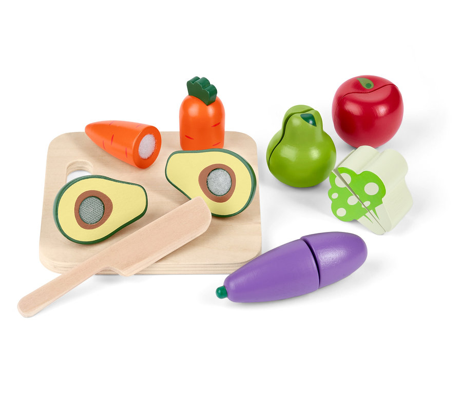 Jouets en bois de fruits et légumes sur une planche à découper avec un couteau.