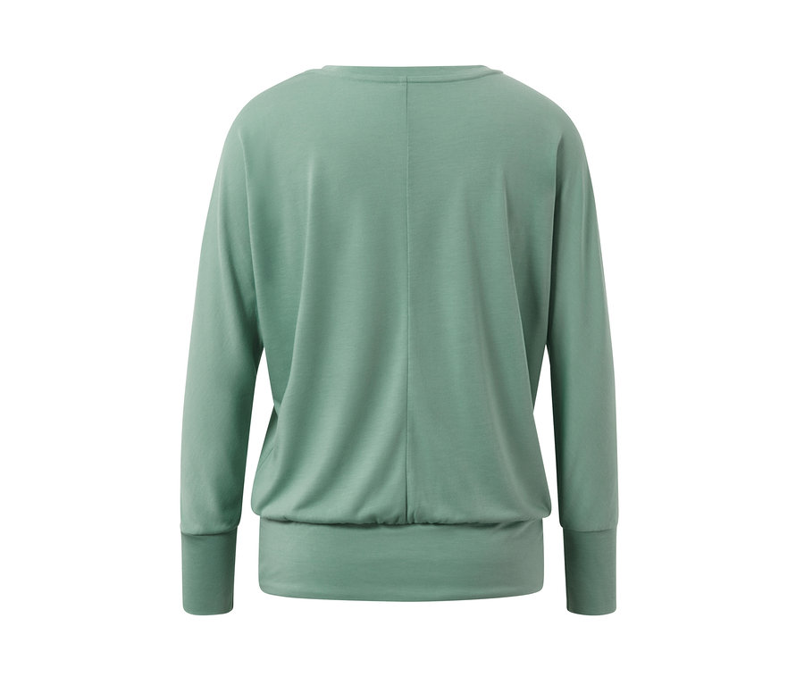 Détail d'un t-shirt de sport et de yoga vert sauge.