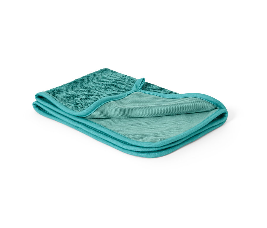 Un chiffon sec très absorbant bleu clair plié sur un fond blanc.