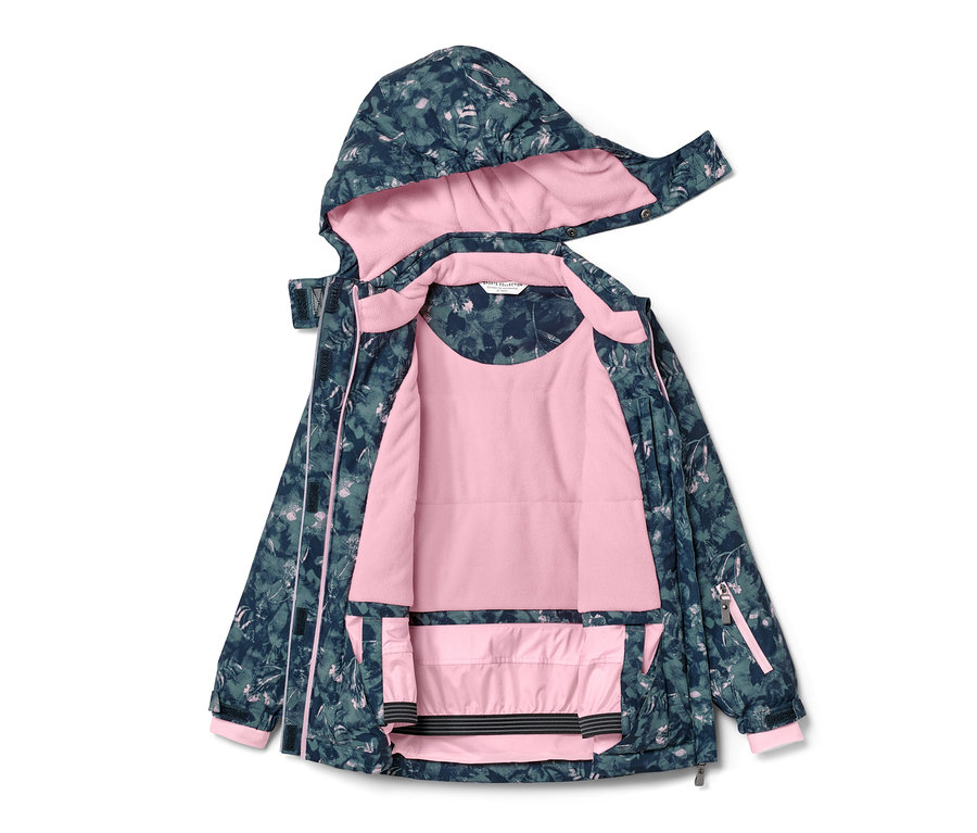 Veste de ski pour enfant étalée avec capuche à motif de feuilles et doublure rose.