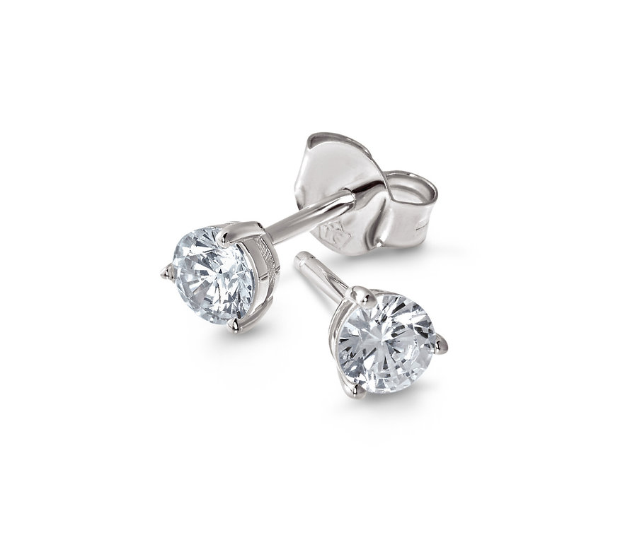 Deux clous d’oreilles en argent 925 solitaire sur fond blanc.