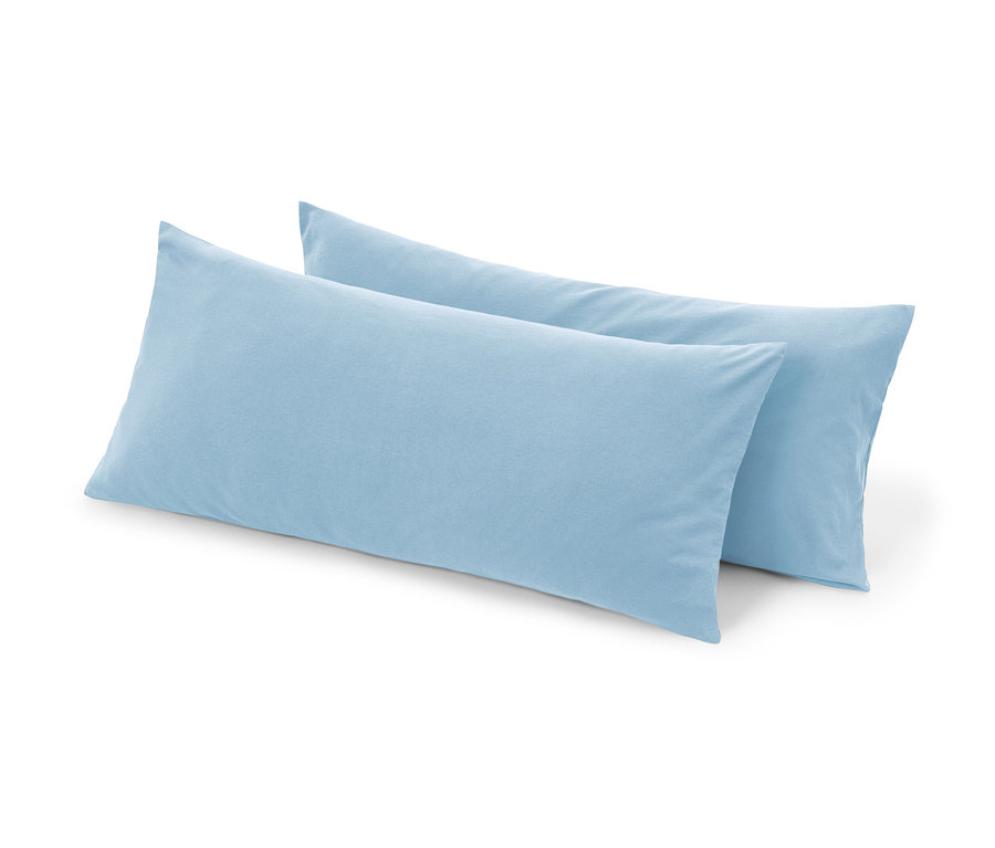Deux taies d’oreiller en microfibre bleu clair.