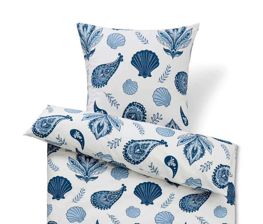 Parure de lit blanche en renforcé de taille standard et grande taille avec motif bleu de coquillages et de fleurs.