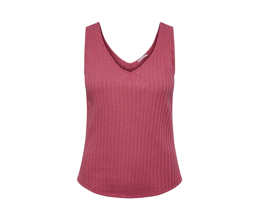 Gros plan d'un top côtelé cassis avec encolure en V.