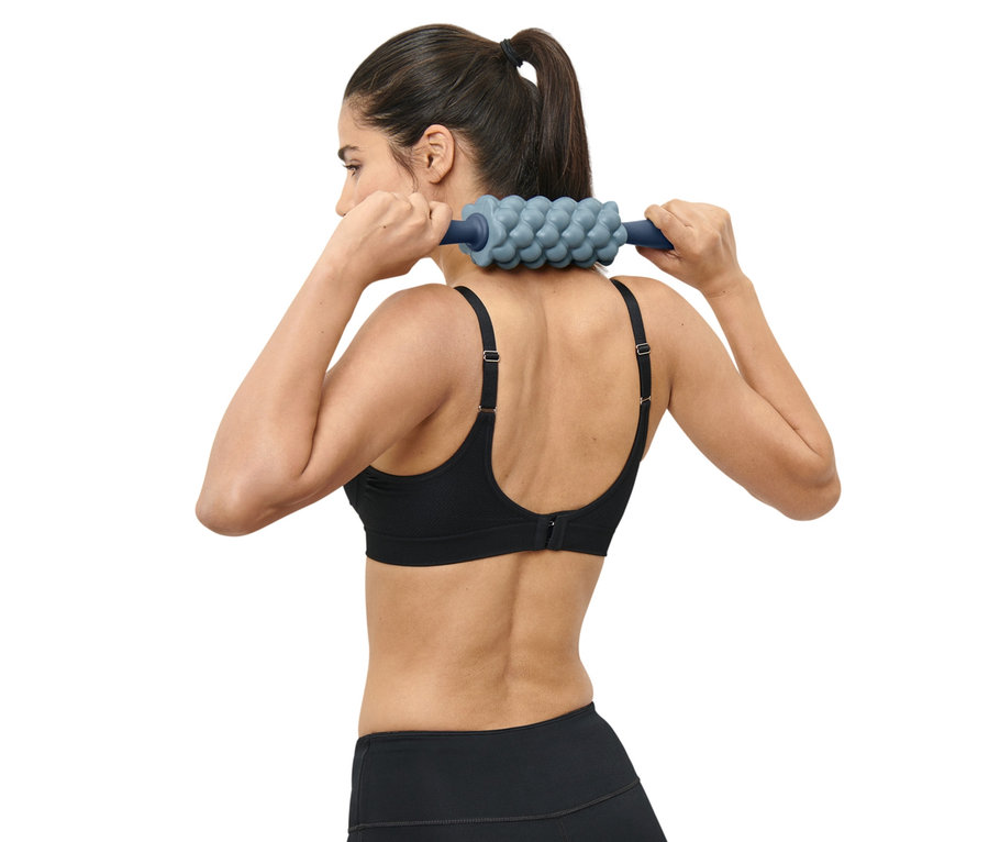 Femme utilisant un rouleau pour fascias sur son cou.