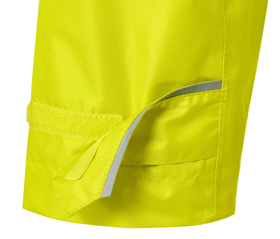 Détail d'une veste de pluie jaune avec fermeture velcro.