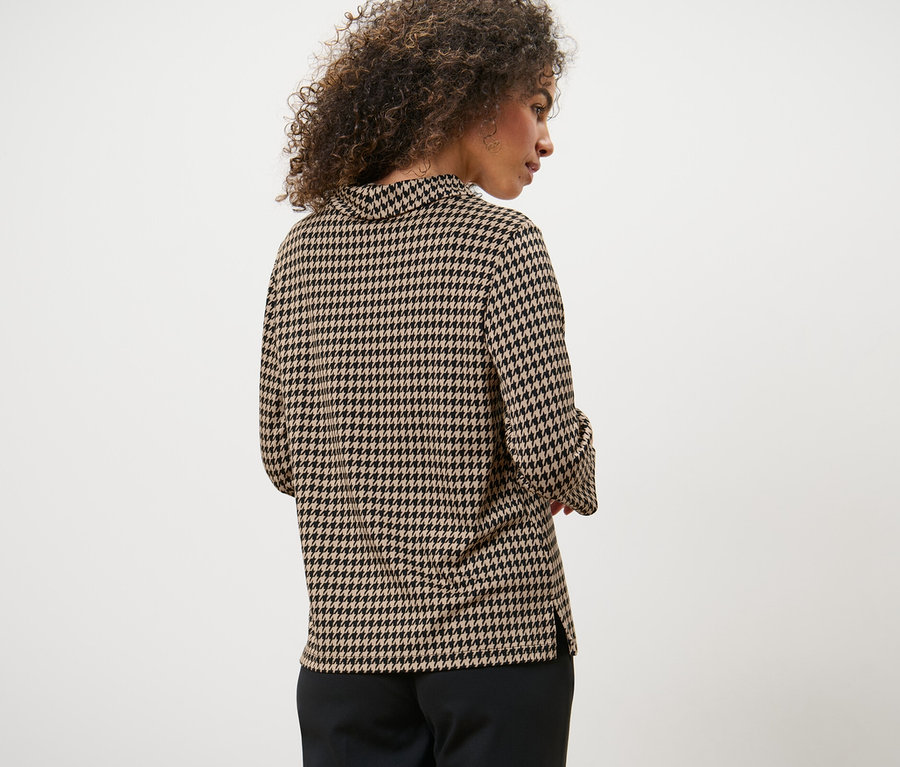 Vue arrière d'une femme aux cheveux bouclés portant un sweatshirt manches 3/4 pied de poule.
