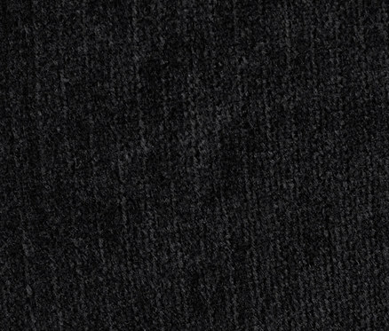 Gros plan sur un legging noir en velours côtelé.