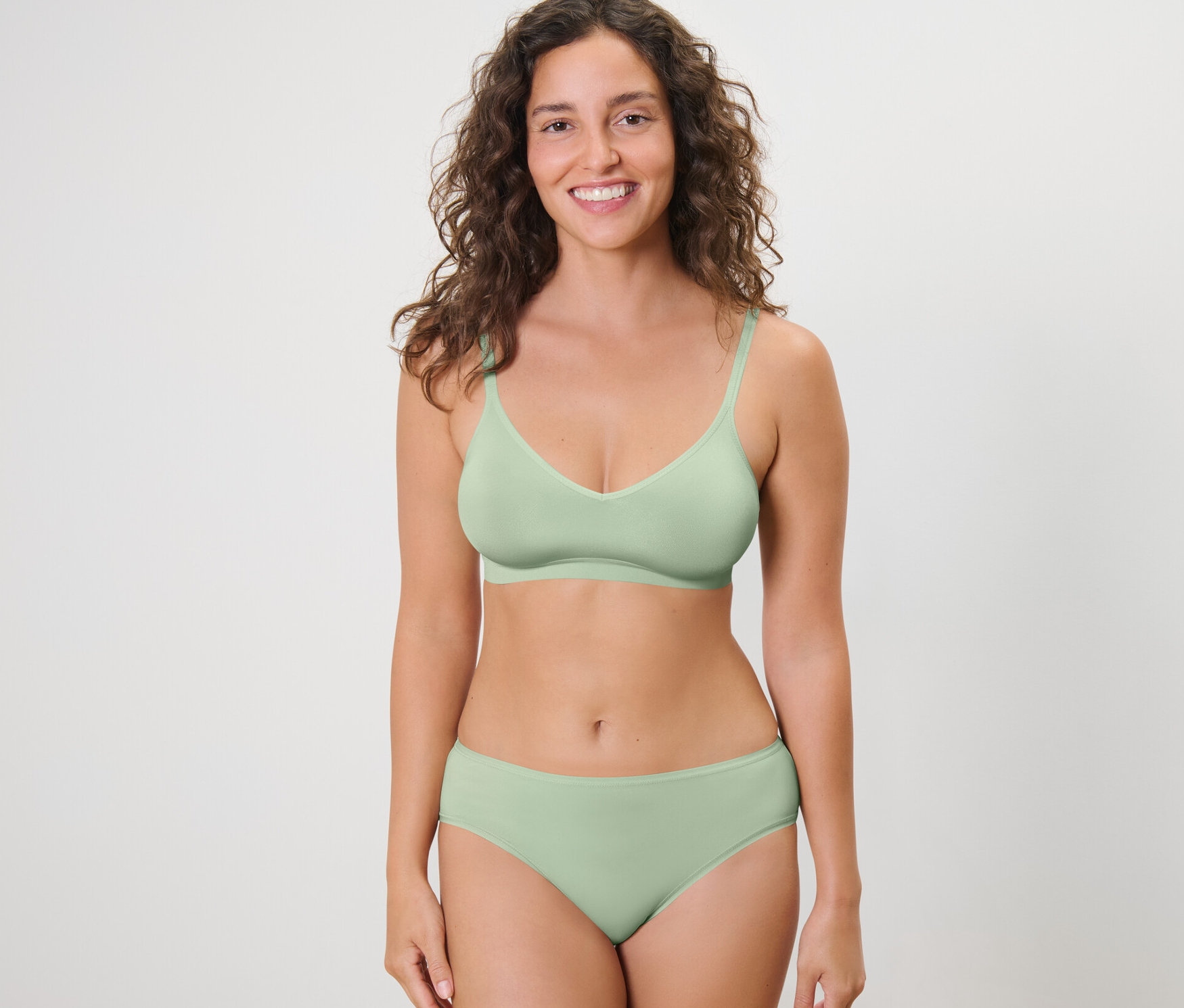 Une femme porte un soutien-gorge doux Seamless, vert clair.