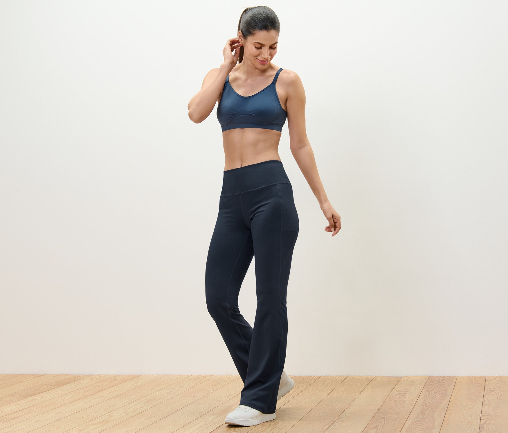 Une femme portant un pantalon de sport et une brassière de sport.