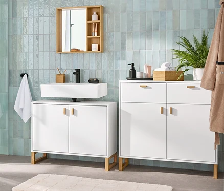Intérieur de salle de bain avec un meuble sous-lavabo avec 2 portes, un miroir avec des étagères, un buffet avec 2 tiroirs et 2 portes et une armoire haute de salle de bain.