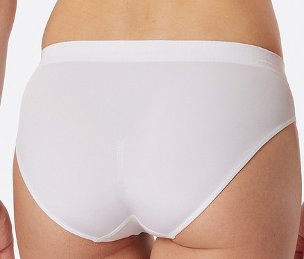 Gros plan de l'arrière d'une femme portant un slip SCHIESSER Rio blanc.