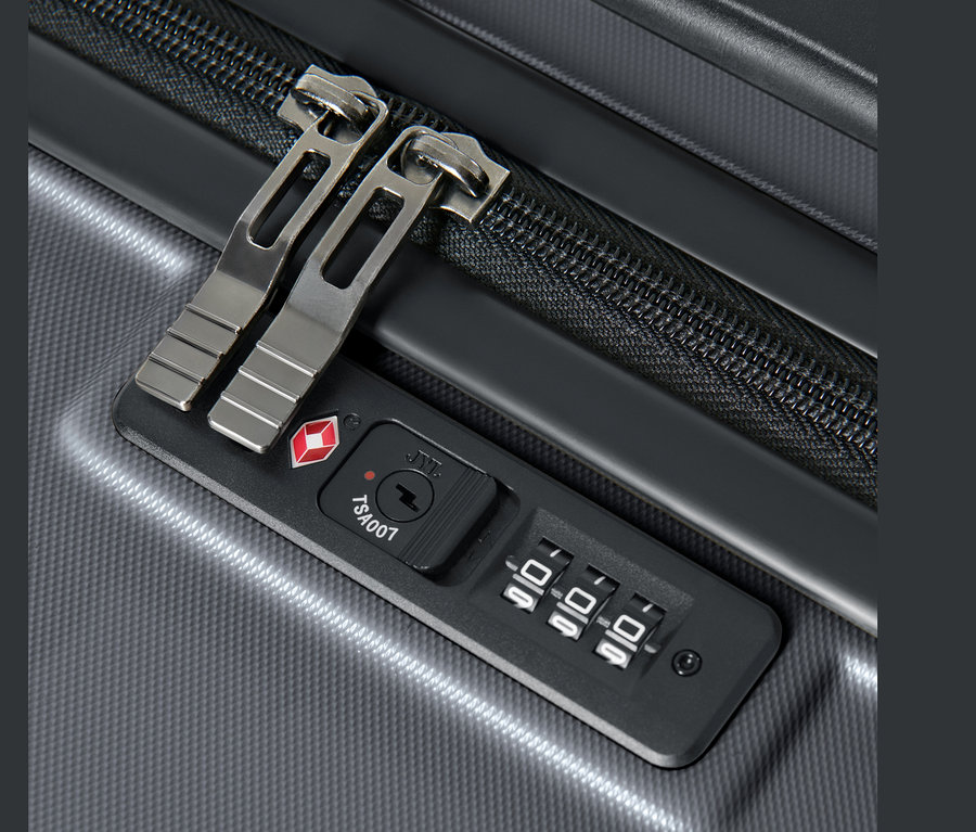 Gros plan d'une valise rigide recyclée de grande taille avec serrure TSA.