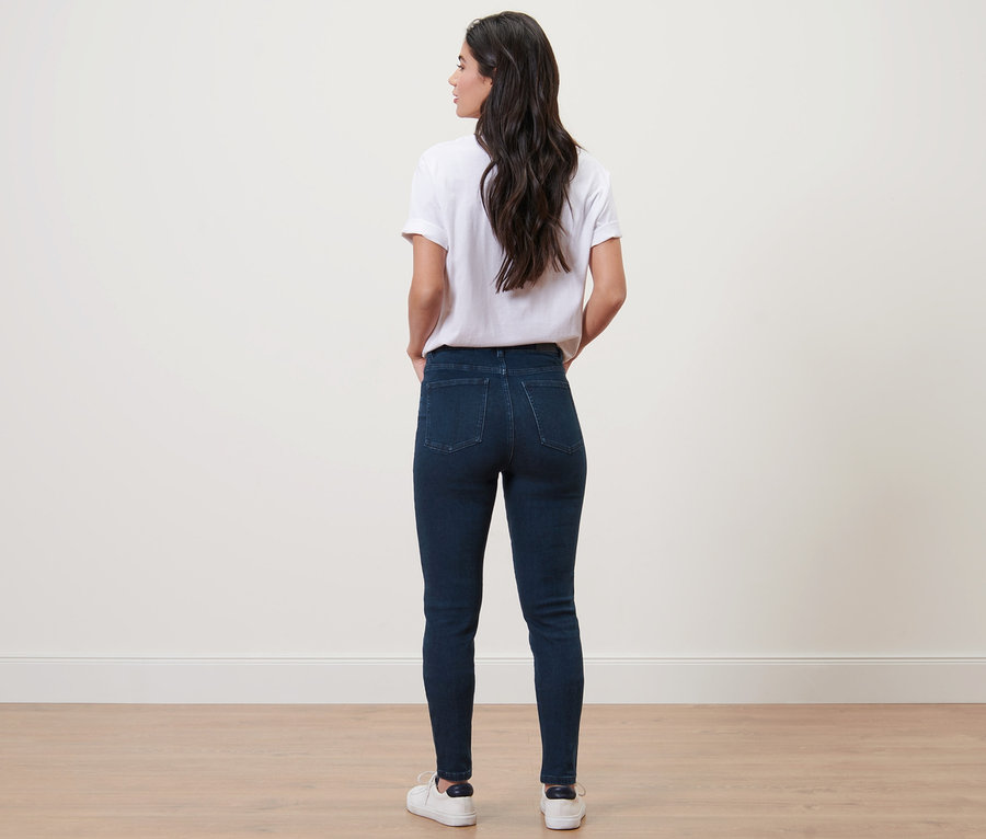 Une femme, vue de dos, porte un jean skinny en denim «Fit Hanna»