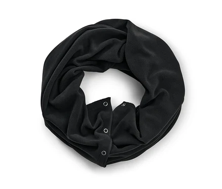 Un châle oversize 3-en-1 noir sur un fond blanc.