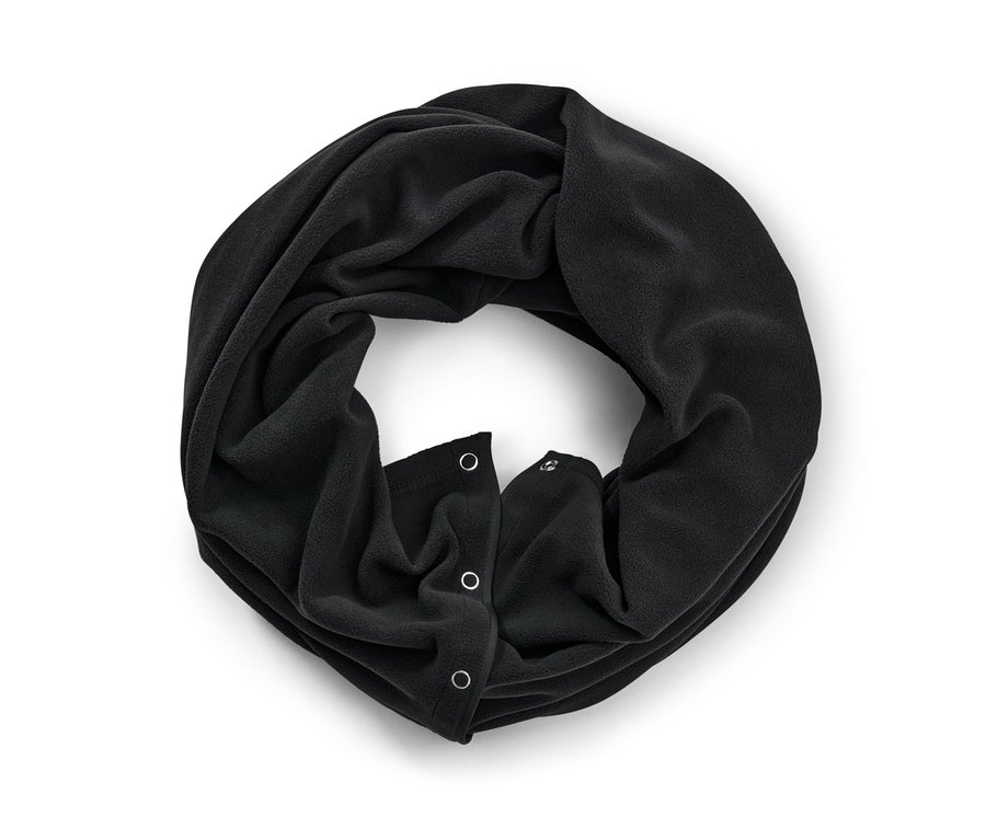 Un châle oversize 3-en-1 noir sur un fond blanc.