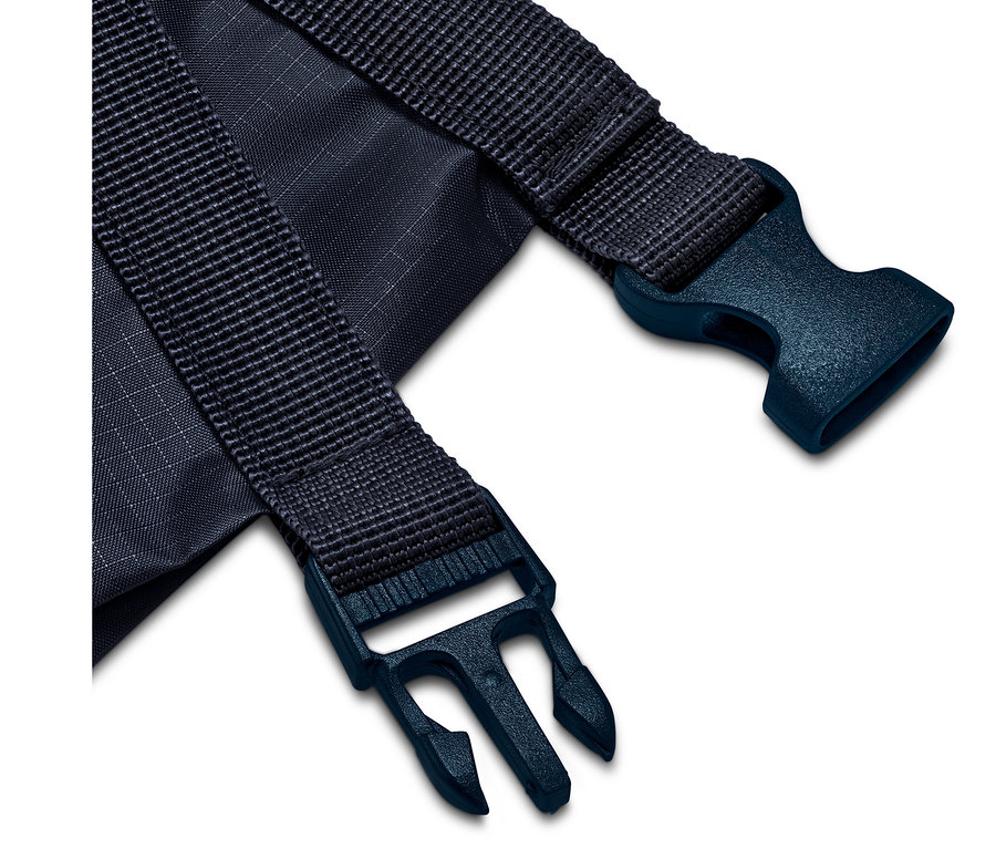 Vue détaillée de trois sacs fourre-tout imperméables avec des sangles et boucles bleues.