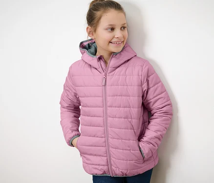 Fillette portant une veste matelassée violette pour enfant.
