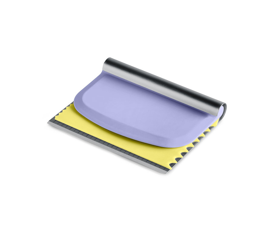 Une spatule à pâte violette du lot d'ustensiles de pâtisserie.