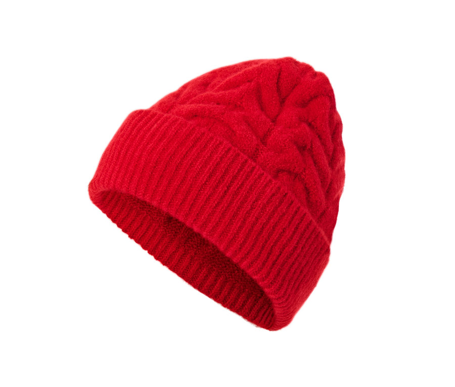 Gros plan d'un bonnet en maille rouge à motif torsadé.