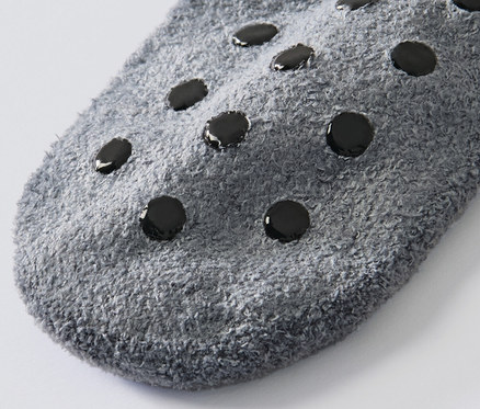 Gros plan d'une chausson-chaussette grise avec picots antidérapants, 2 paires.