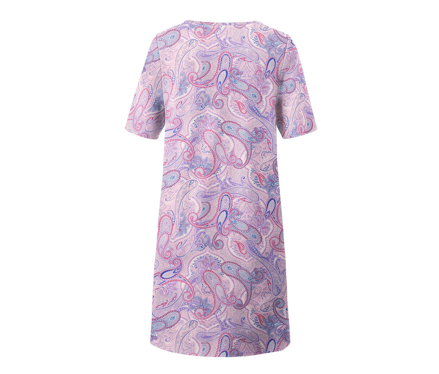 Détail d'une chemise de nuit pour femme avec un motif floral.